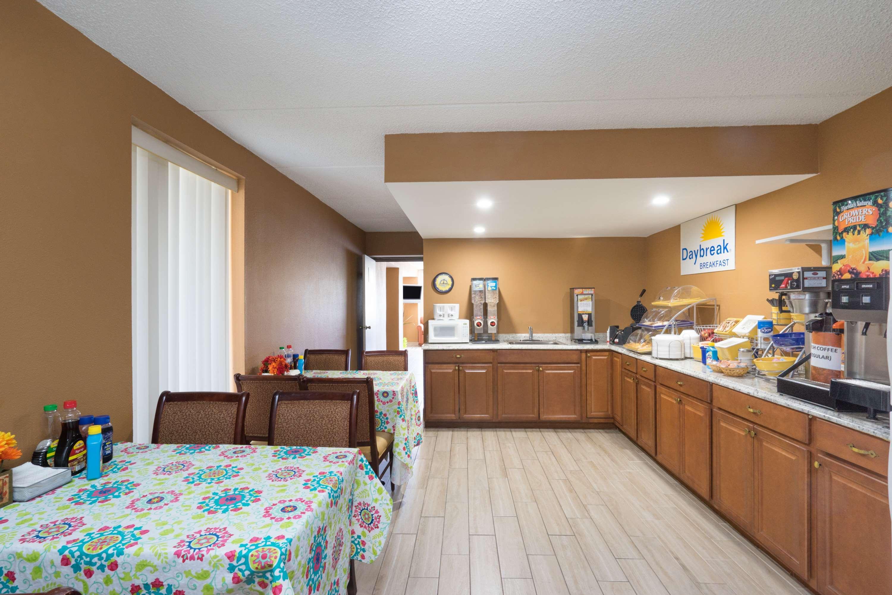 Days Inn By Wyndham Hurricane Mills Kültér fotó