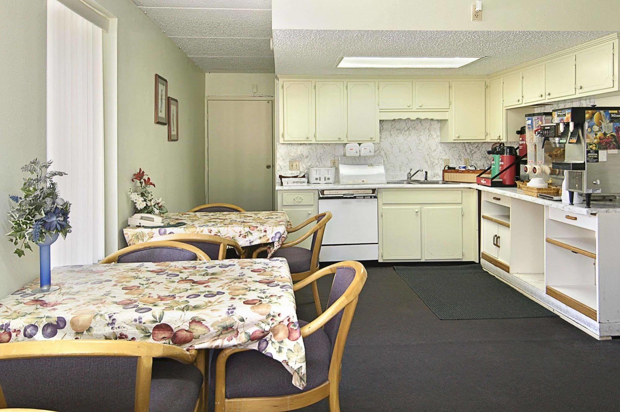 Days Inn By Wyndham Hurricane Mills Étterem fotó