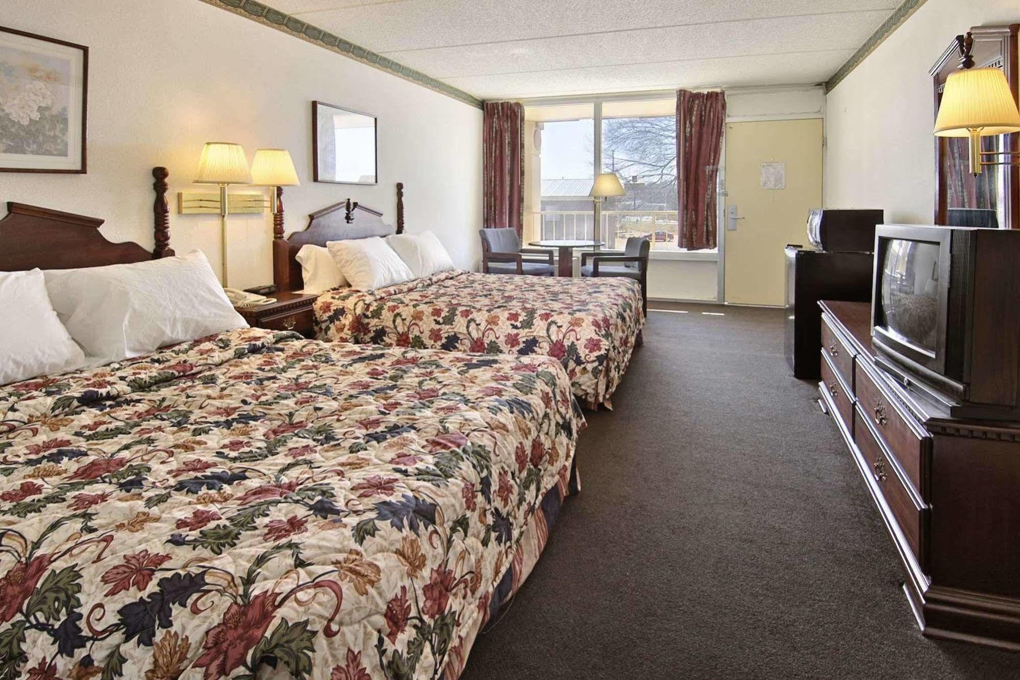 Days Inn By Wyndham Hurricane Mills Kültér fotó