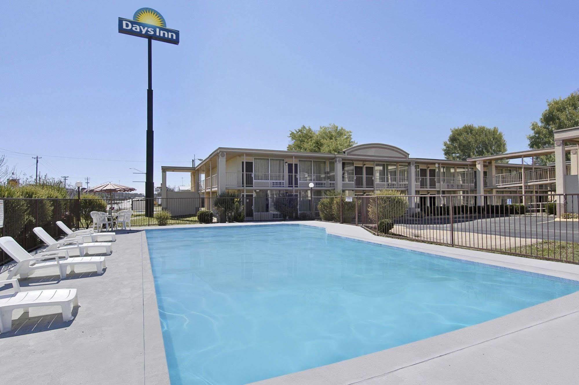 Days Inn By Wyndham Hurricane Mills Kültér fotó